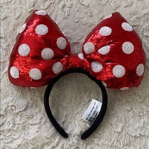 Disney Minnie Mouse headband.